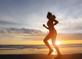 Correr en la playa: ¡Descubre sus secretos y beneficios!