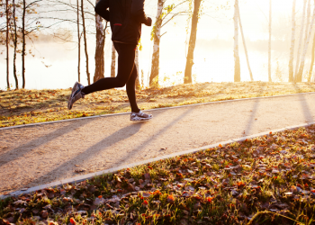 Beneficios de correr hacia atrás: ¿Por qué deberías intentarlo?