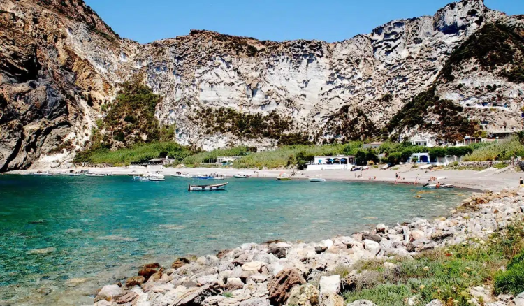 Palmarola: Isla Italiana sin Carreteras ni Señal