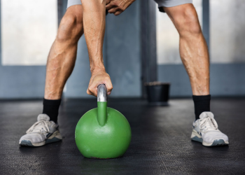 Kettlebells vs Mancuernas: ¿Cuál Elegir?