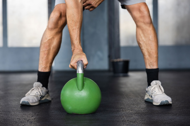 Kettlebells vs Mancuernas: ¿Cuál Elegir?