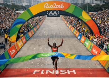 Kipchoge Maratón Porto Alegre: Regreso Épico