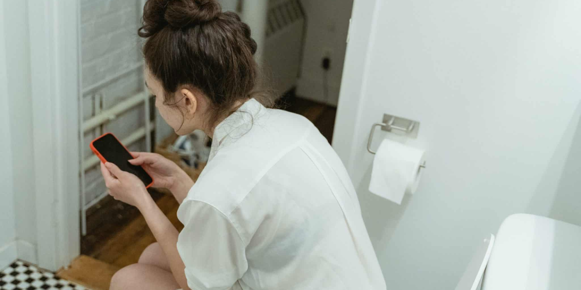 Celular en el baño hemorroides: alerta médica en México