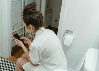 Celular en el baño hemorroides: alerta médica en México