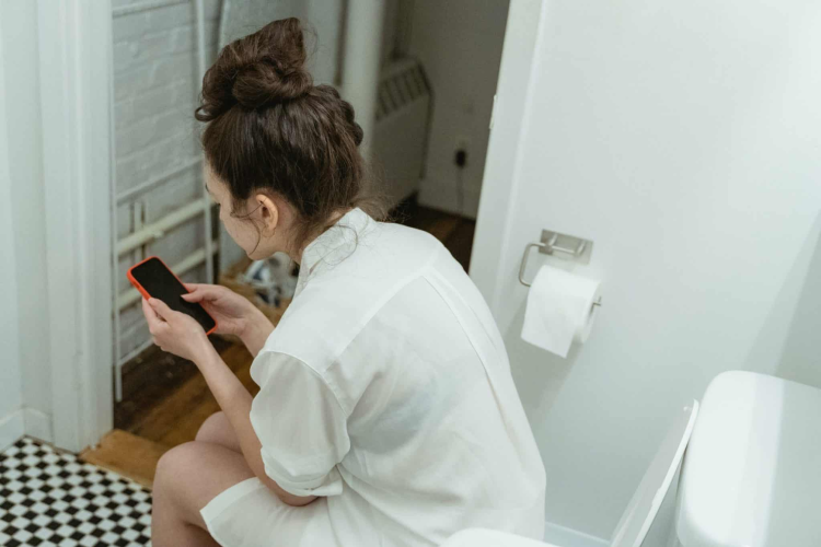Celular en el baño hemorroides: alerta médica en México